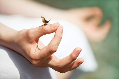 Mudra: Handgeste mit Schmetterling