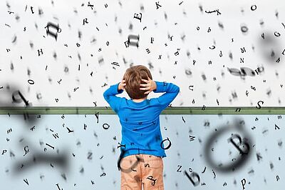 Zu viele Eindrücke: Kind hält sich die Ohren zu Zu viele Eindrücke: Kind hält sich die Ohren zu