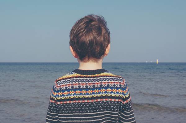 Junge blickt aufs Meer Junge blickt aufs Meer
